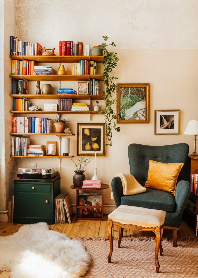 Gemütliche Leseecke mit Sessel, Kissen und Pflanzen im Wohnzimmer