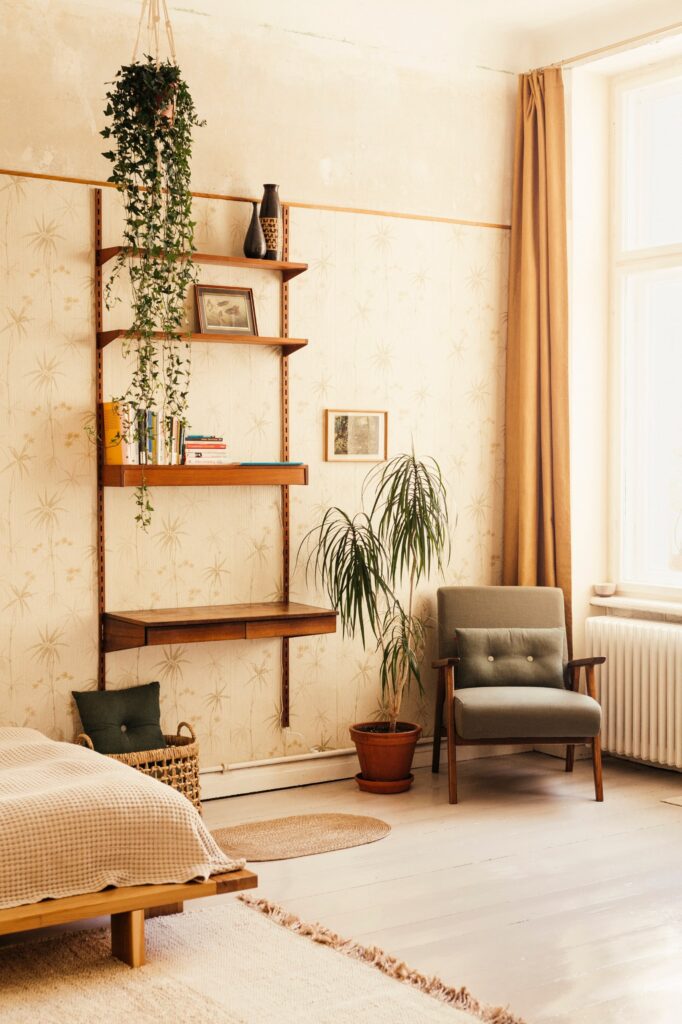 Weiches natürliches Licht als Element biophilen Designs im Schlafzimmer