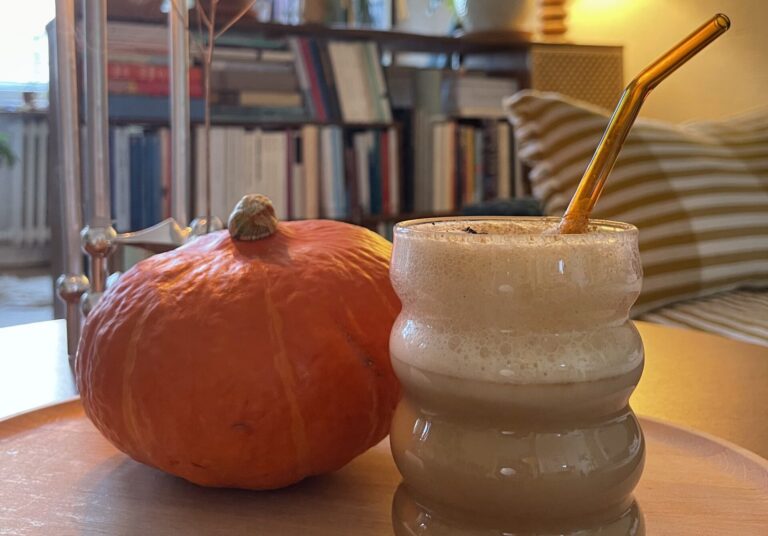 Pumpkin Spice Latte selber machen im Glas mit Kürbis und Kerzenlicht