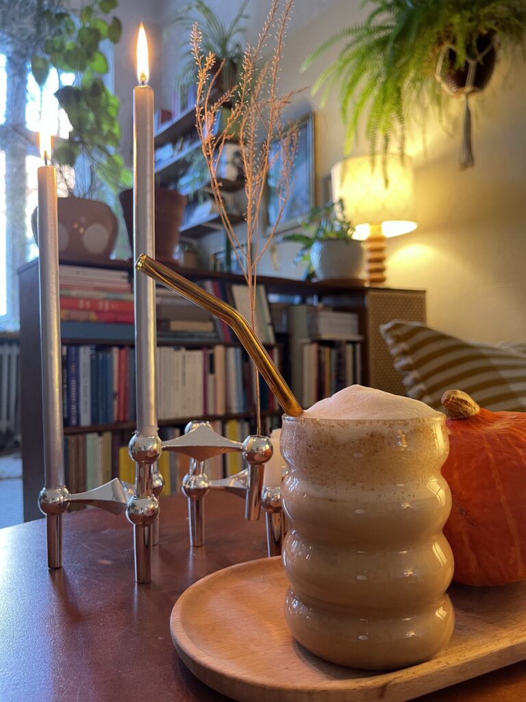 Pumpkin Spice Latte selber machen im Glas mit Kürbis und Kerzenlicht