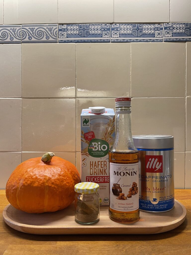 Zutaten für Pumpkin Spice Latte: Kürbis, Hafermilch, Karamellsirup und Kaffee
