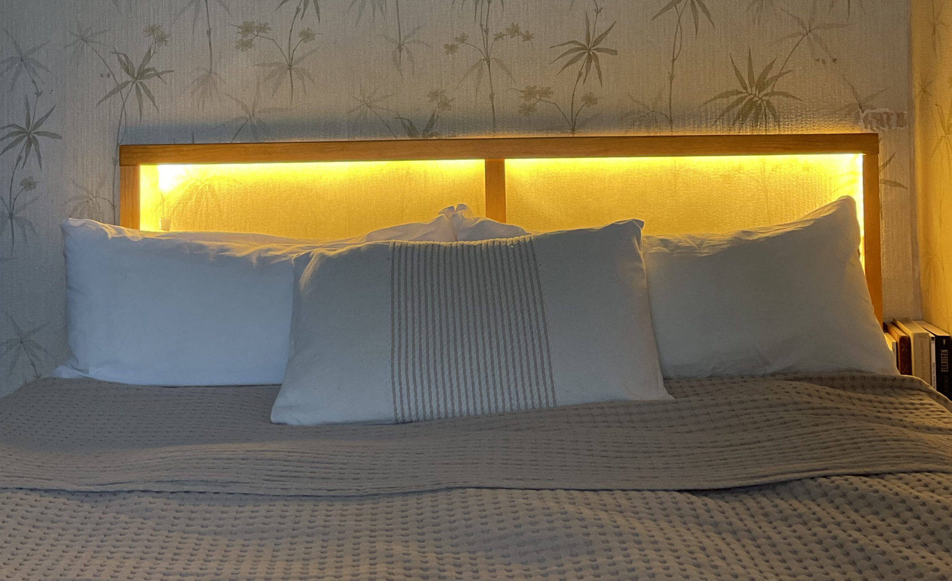 Selbstgebautes beleuchtetes Bett-Kopfteil – Wandlampe DIY im Japandi-Stil