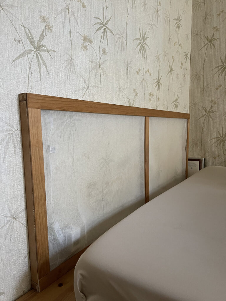 Selbstgebautes Kopfteil unbeleuchtet bei Tageslicht – Wandlampe DIY im Japandi-Stil