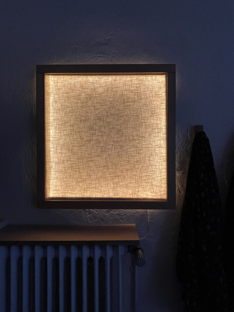 Beleuchtete quadratische Wandlampe DIY mit sichtbarer Leinenstoff-Struktur