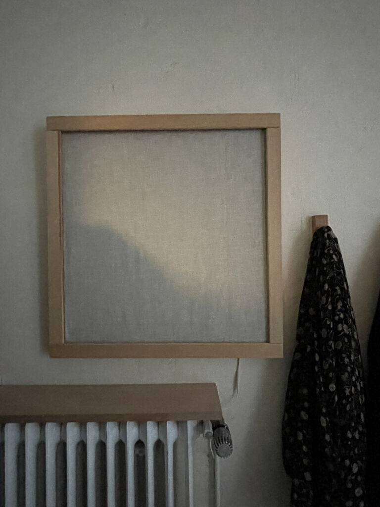 Wandlampe DIY mit Leinenstoff-Bespannung bei Tageslicht, unbeleuchtet